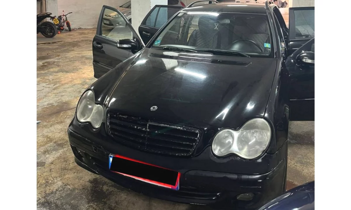 Makina ne shitje ne Tirane, Mercedes-Benz, 2005 Diesel,Kambio Automatik Pagesa 3,500  Euro.