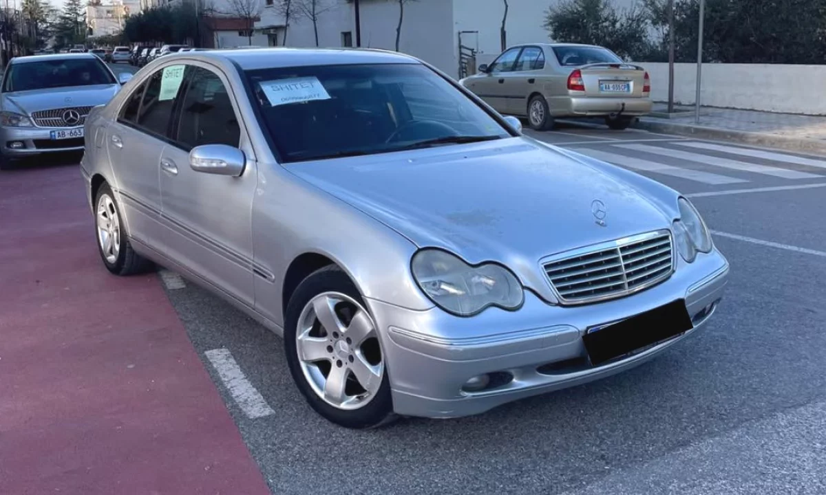 Makina ne shitje ne Tirane, Mercedes-Benz, 2001 Diesel,Kambio Manual Pagesa 2,500  Euro.