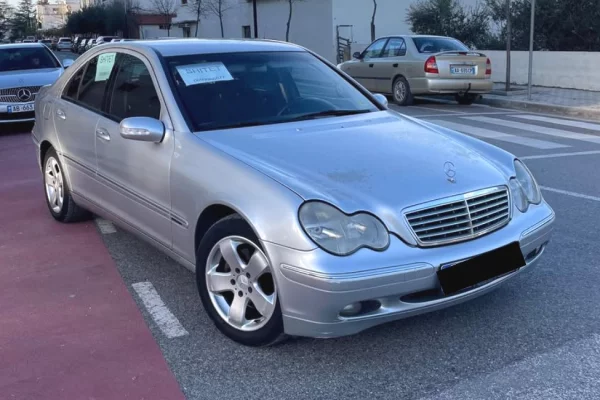 Makina ne shitje ne Tirane - 2,500 Euro