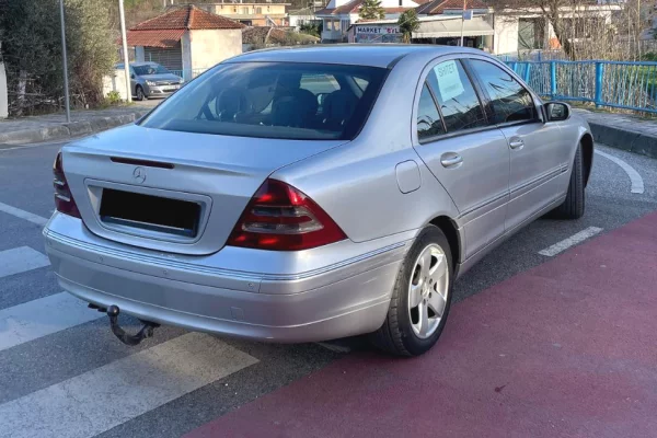 Makina ne shitje ne Tirane - 2,500 Euro