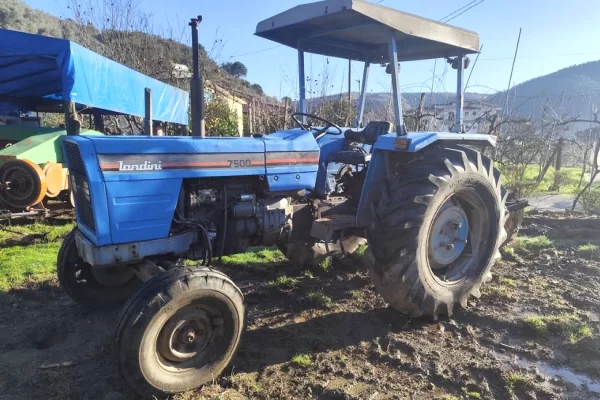 Makina ne shitje ne Tirane - 7,500 Euro