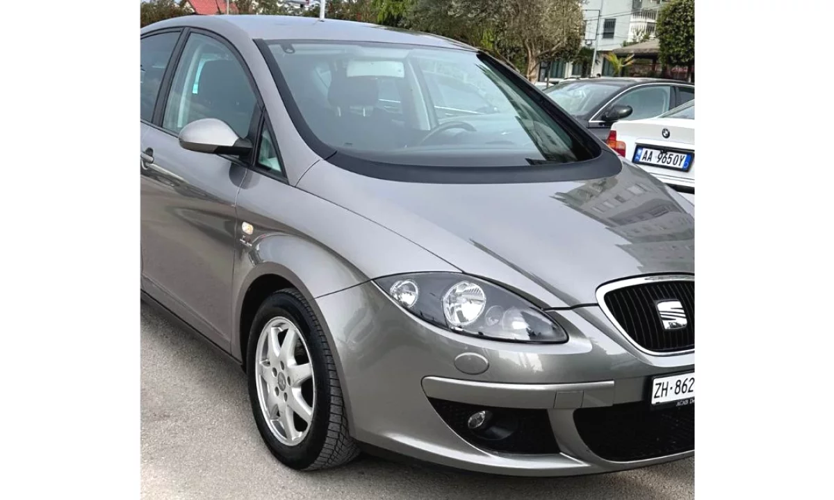 Makina ne shitje ne Fier, Seat, 2006 Benzine,Kambio Automatik Pagesa 3,000  Euro.
