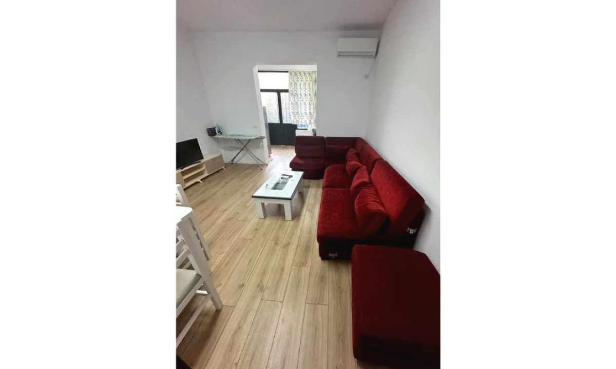 Shtepi me qera Shtepi Private ne Tirane, 1+1, Mobilimi E mobiluar, Pagesa 40,000  Leke.