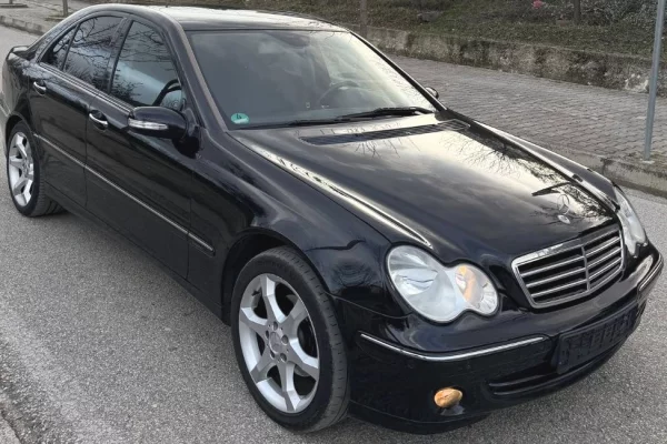 Makina ne shitje ne Tirane - 4,150 Euro