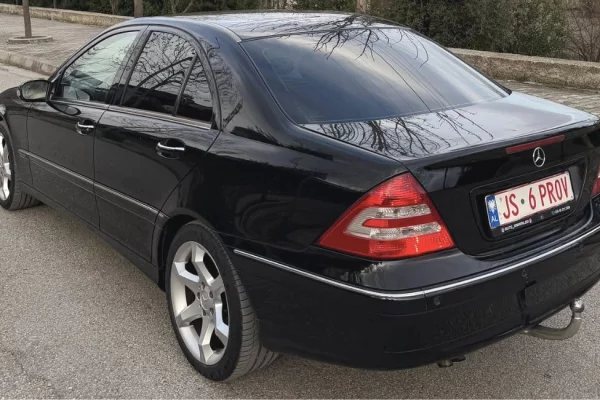 Makina ne shitje ne Tirane - 4,150 Euro