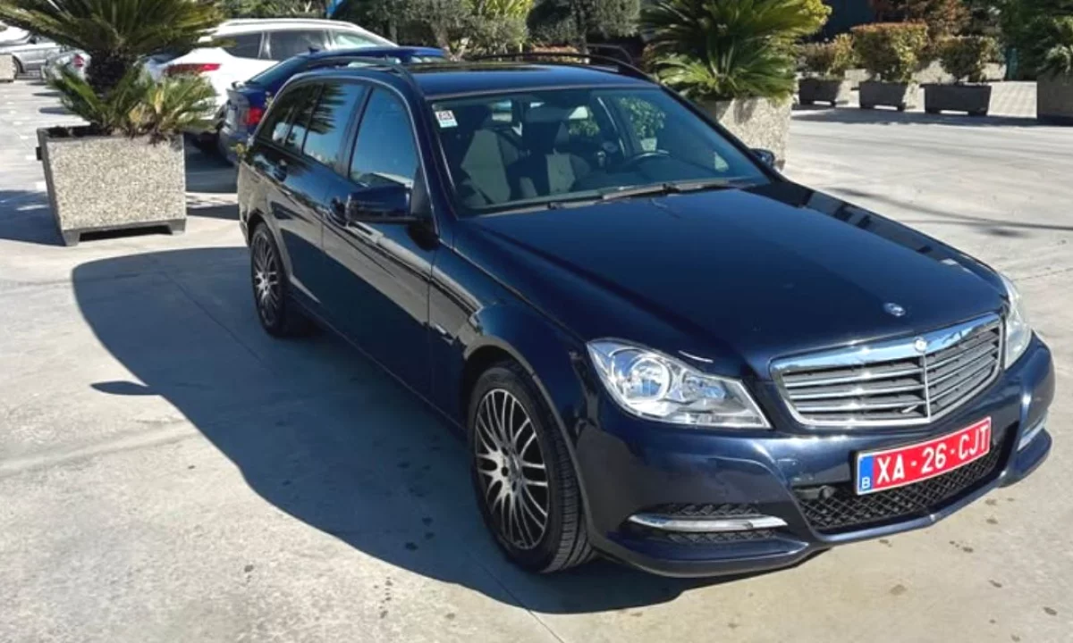 Auto in Vendita a Fier, Mercedes-Benz, 2012 Diesel,Kambio Manual Pagamento 6,400  Euro.