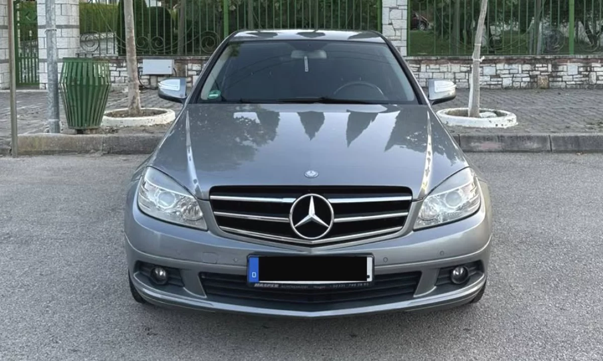 Makina ne shitje ne Tirane, Mercedes-Benz, 2008 Diesel,Kambio Manual Pagesa 5,000  Euro.