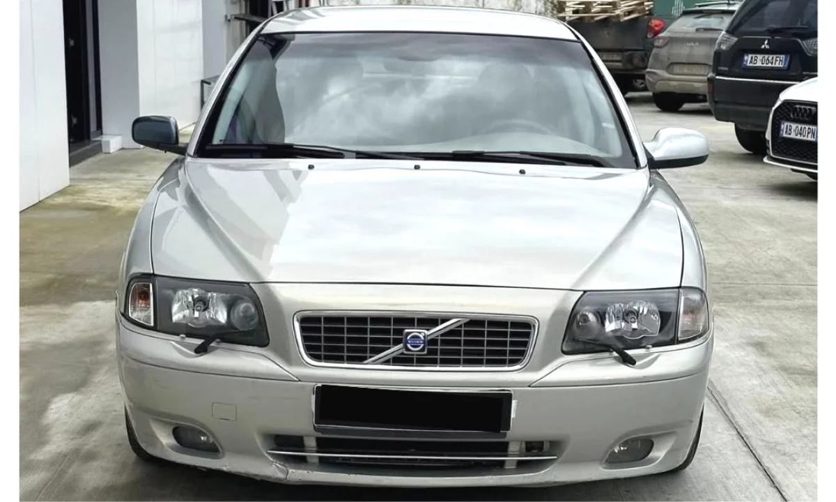 Makina ne shitje ne Tirane, Volvo, 2003 gasoline-gas,Kambio Automatik Pagesa 3,500  Euro.
