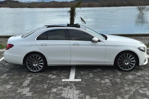 Makina ne shitje ne Tirane - 20,500 Euro