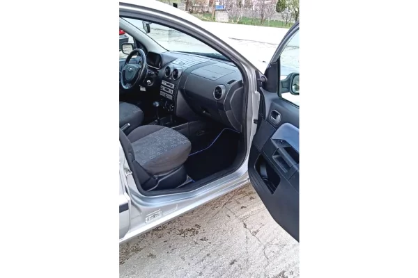 Makina ne shitje ne Tirane, Ford, 2006 Benzine,Kambio Automatik Pagesa 3,700  Euro.