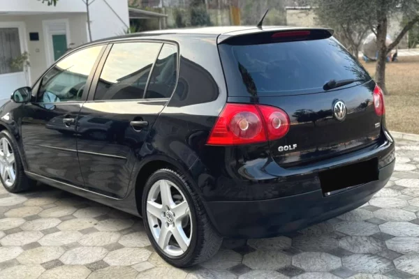 Makina ne shitje ne Tirane - 4,700 Euro