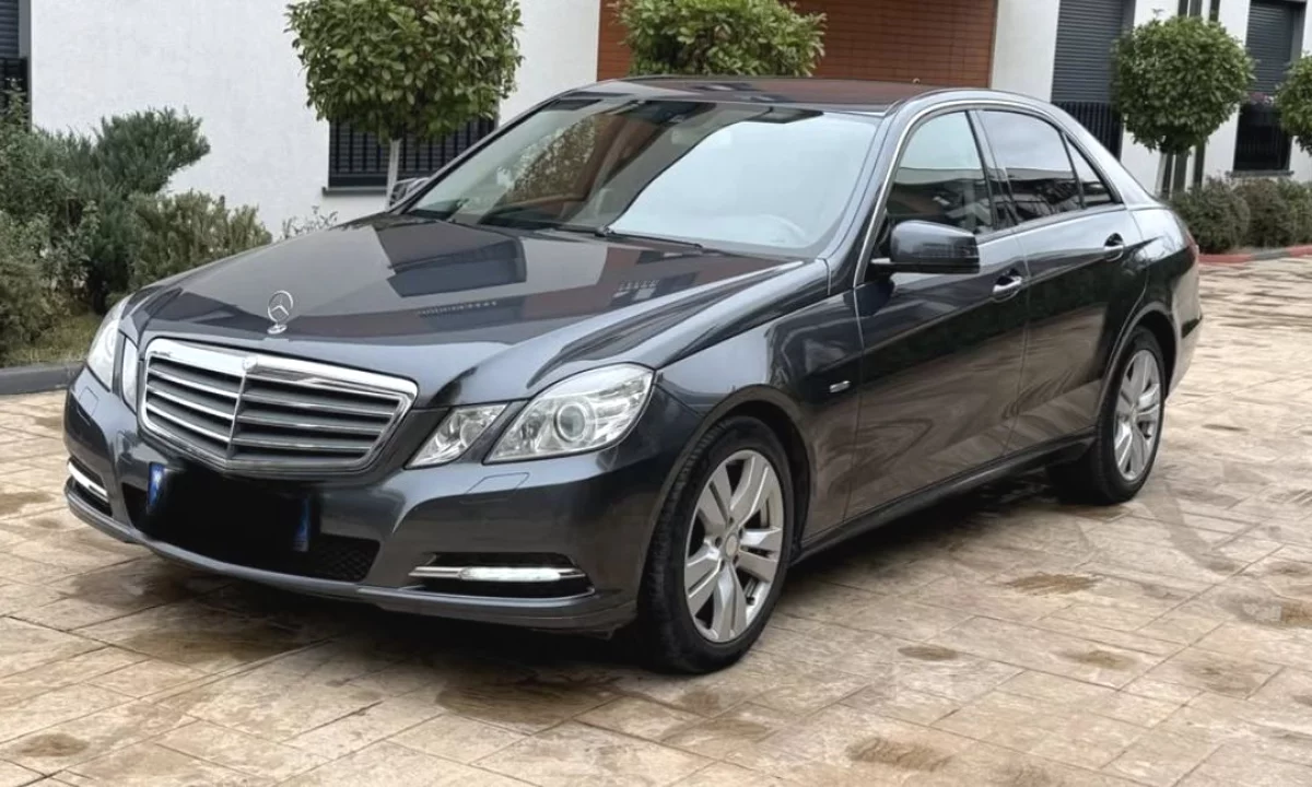 Makina ne shitje ne Tirane, Mercedes-Benz, 2012 Diesel,Kambio Automatik Pagesa 9,000  Euro.