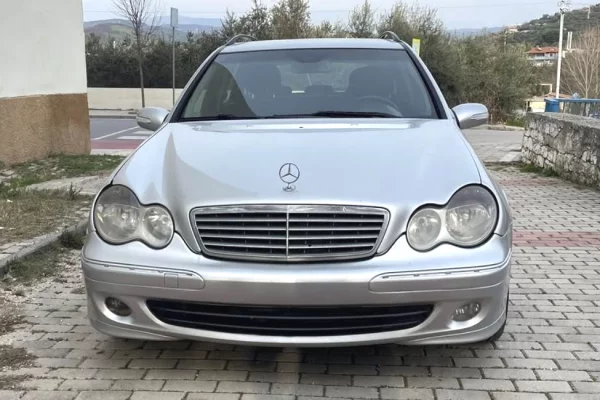 Makina ne shitje ne Tirane - 2,500 Euro