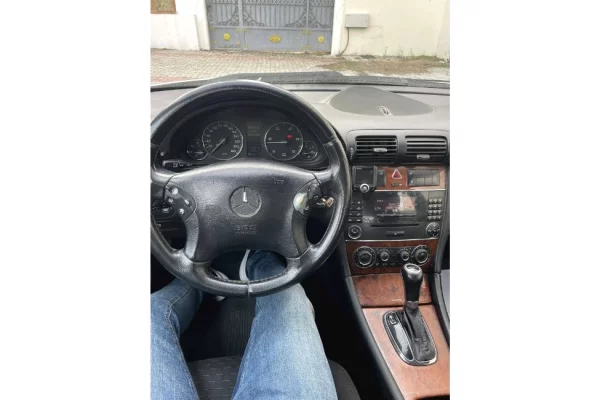 Makina ne shitje ne Tirane - 2,500 Euro