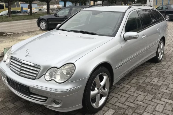 Makina ne shitje ne Tirane - 4,000 Euro