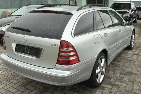 Makina ne shitje ne Tirane - 4,000 Euro