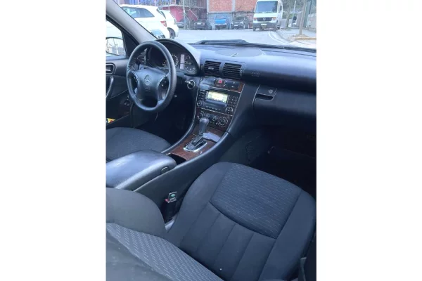 Makina ne shitje ne Tirane - 3,800 Euro