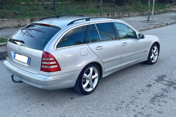 Makina ne shitje ne Tirane - 3,500 Euro