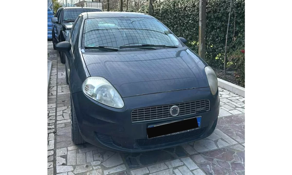 Makina ne shitje ne Tirane, Fiat, 2002 Diesel,Kambio Manual Pagesa 2,000  Euro.