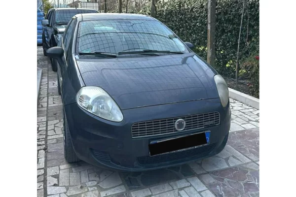 Makina ne shitje ne Tirane - 2,000 Euro