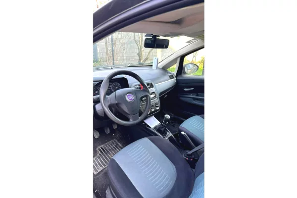 Makina ne shitje ne Tirane - 2,000 Euro