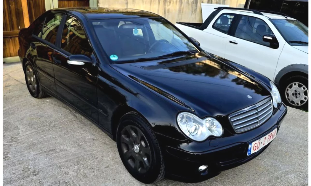 Makina ne shitje ne Tirane, Mercedes-Benz, 2005 Diesel,Kambio Automatik Pagesa 2,700  Euro.