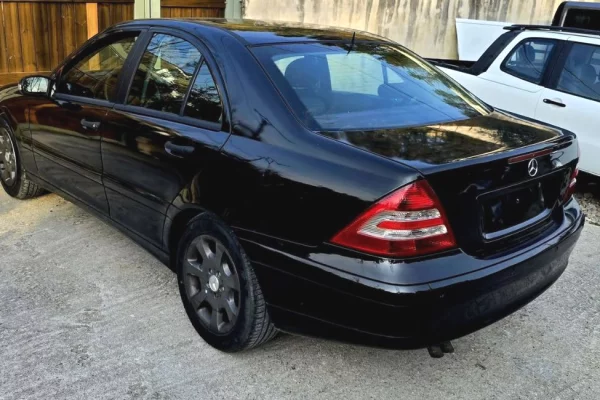 Makina ne shitje ne Tirane - 2,700 Euro