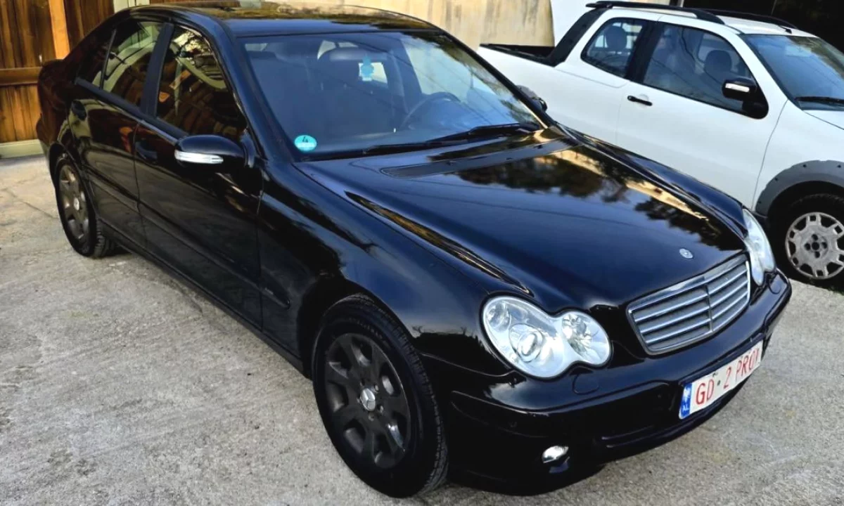 Makina ne shitje ne Tirane, Mercedes-Benz, 2005 gasoline-gas,Kambio Automatik Pagesa 2,700  Euro.