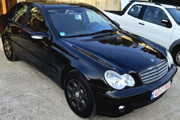 Makina ne shitje ne Tirane - 2,700 Euro