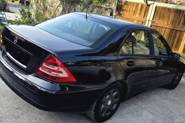 Makina ne shitje ne Tirane - 2,700 Euro