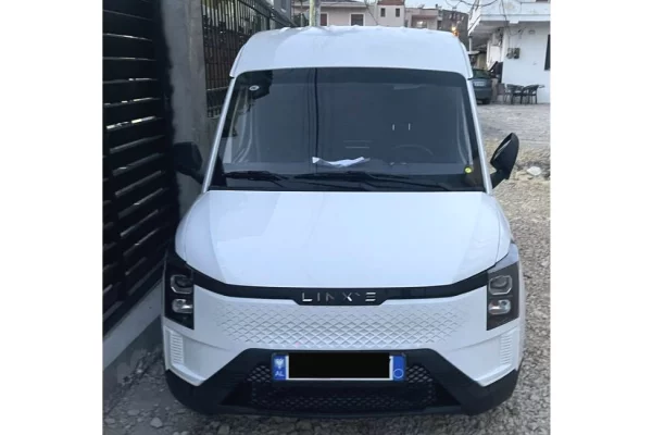 Makina ne shitje ne Tirane - 15,700 Euro