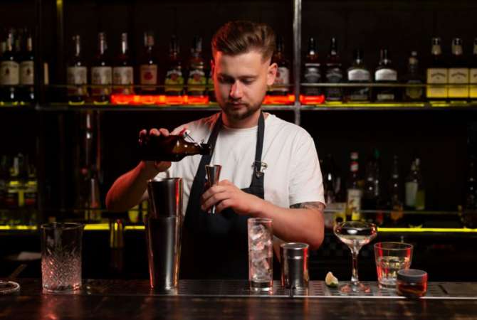 Njoftime Pune per Banakier/Kamarier &amp; Sanitare/Zgarist ne Kavaje