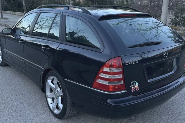 Makina ne shitje ne Tirane - 4,300 Euro