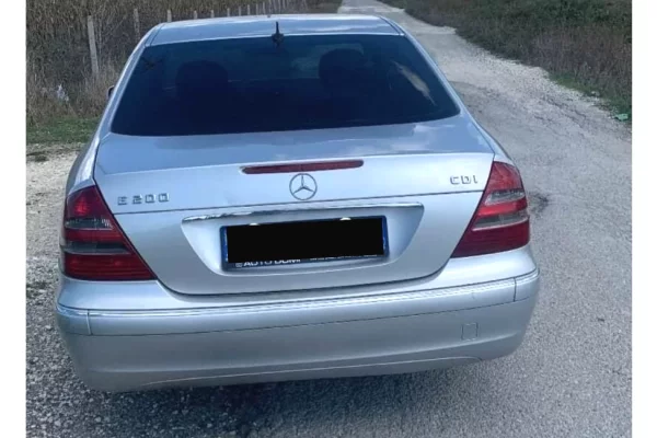 Makina ne shitje ne Kavaje, Mercedes-Benz, 2006 Diesel,Kambio Manual Pagesa 3,500  Euro.