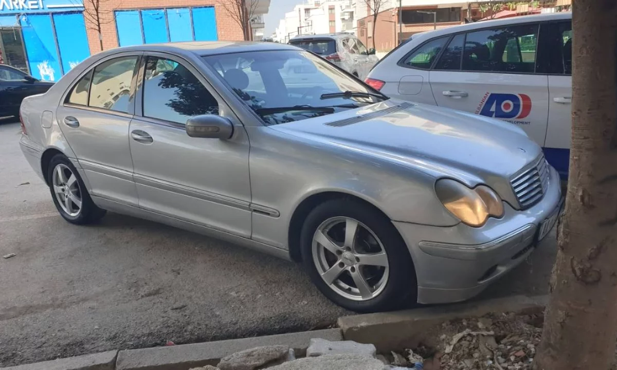 Makina ne shitje ne Tirane, Mercedes-Benz, 2001 Diesel,Kambio Automatik Pagesa 1,800  Euro.