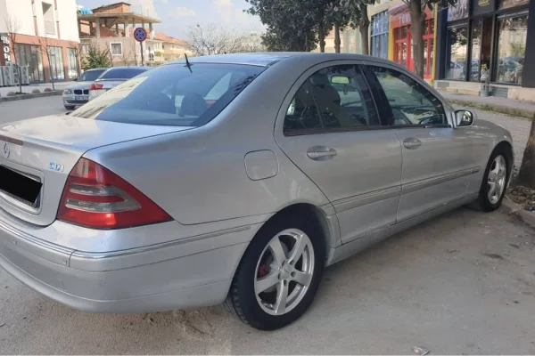 Makina ne shitje ne Tirane - 1,800 Euro