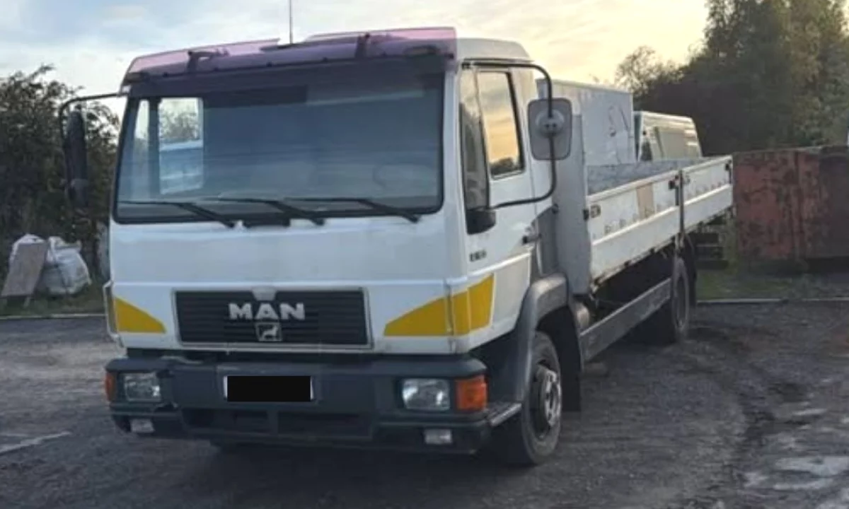 Makina ne shitje ne Tirane, Man, 1993 Diesel,Kambio Manual Pagesa 8,000  Euro.