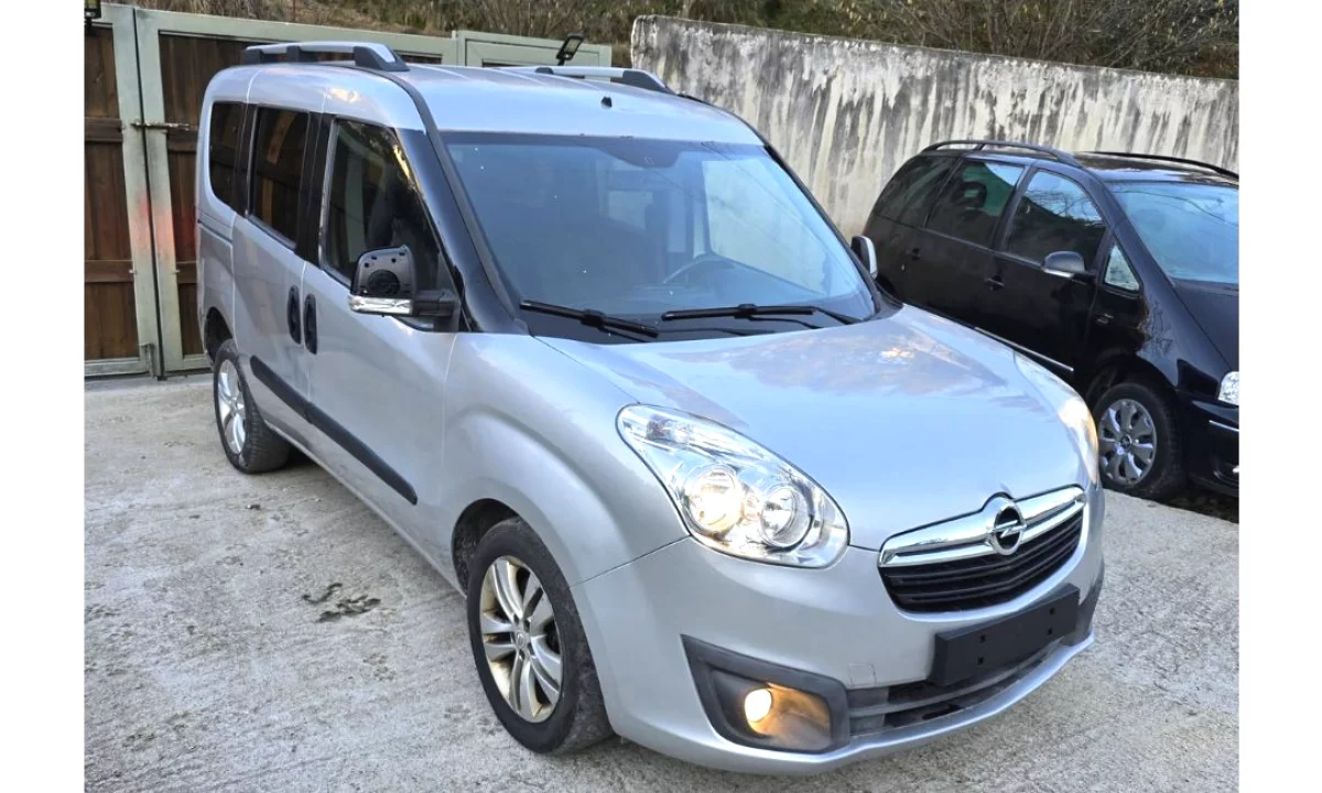 Auto in Vendita a Tirana, Opel, 2012 Diesel,Kambio Manual Pagamento 3,600  Euro.