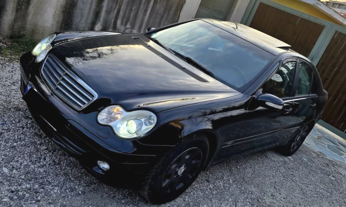 Makina ne shitje ne Tirane, Mercedes-Benz, 2005 gasoline-gas,Kambio Manual Pagesa 270,000  Leke.