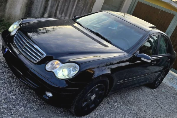 Makina ne shitje ne Tirane - 270,000 Leke