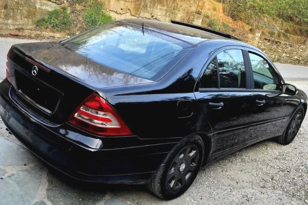 Makina ne shitje ne Tirane - 270,000 Leke