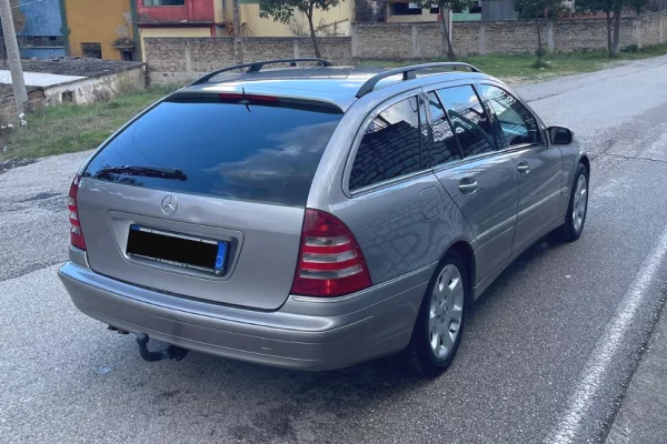 Makina ne shitje ne Tirane - 3,800 Euro