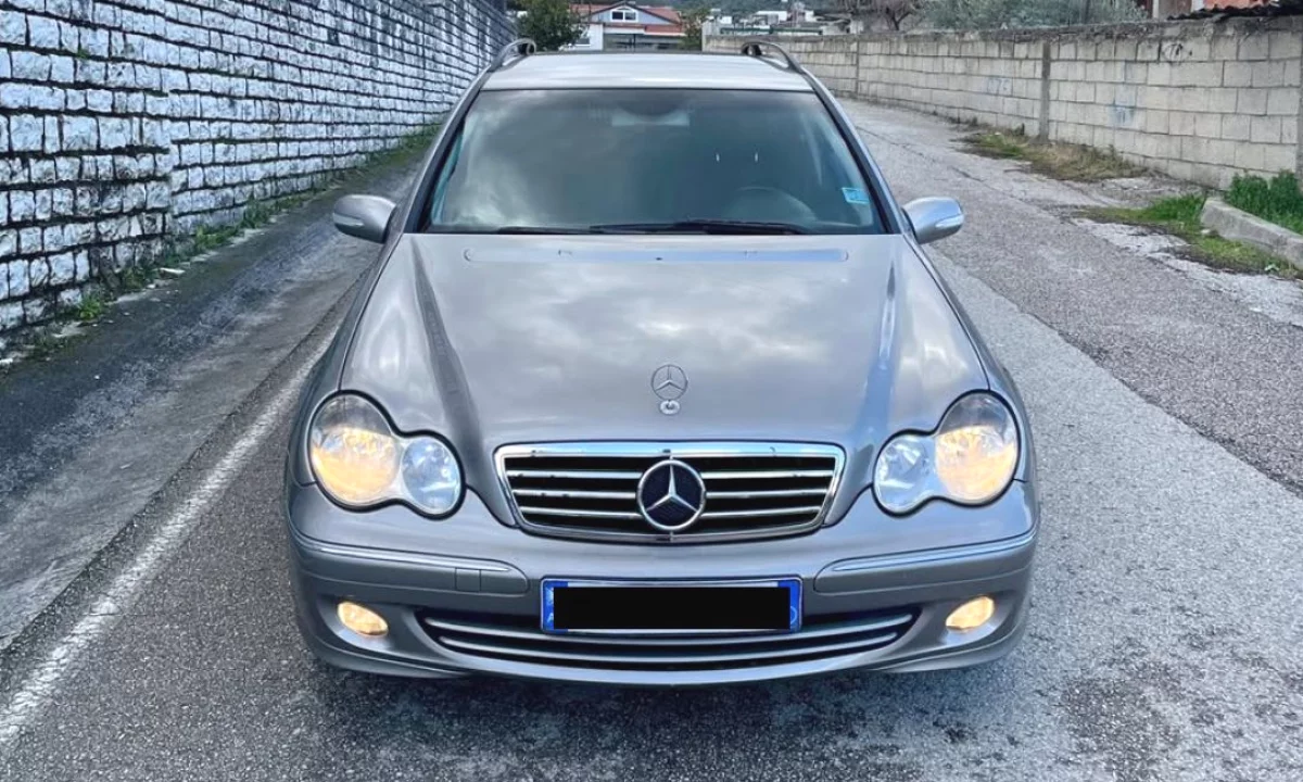 Makina ne shitje ne Tirane, Mercedes-Benz, 2005 Diesel,Kambio Automatik Pagesa 3,800  Euro.