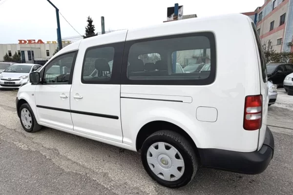 Makina ne shitje ne Tirane - 9,500 Euro