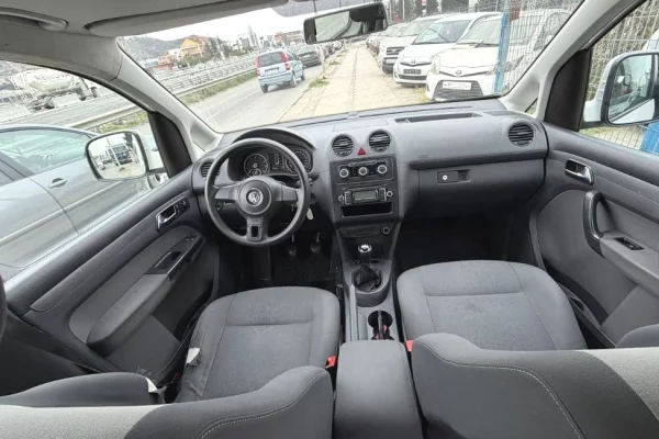 Makina ne shitje ne Tirane - 9,500 Euro