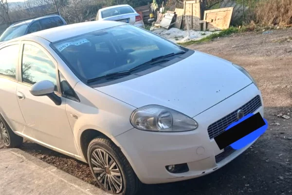 Makina ne shitje ne Tirane - 2,500 Euro