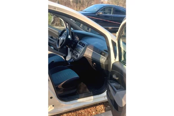 Makina ne shitje ne Tirane, Fiat, 2010 Benzine,Kambio Automatik Pagesa 2,500  Euro.