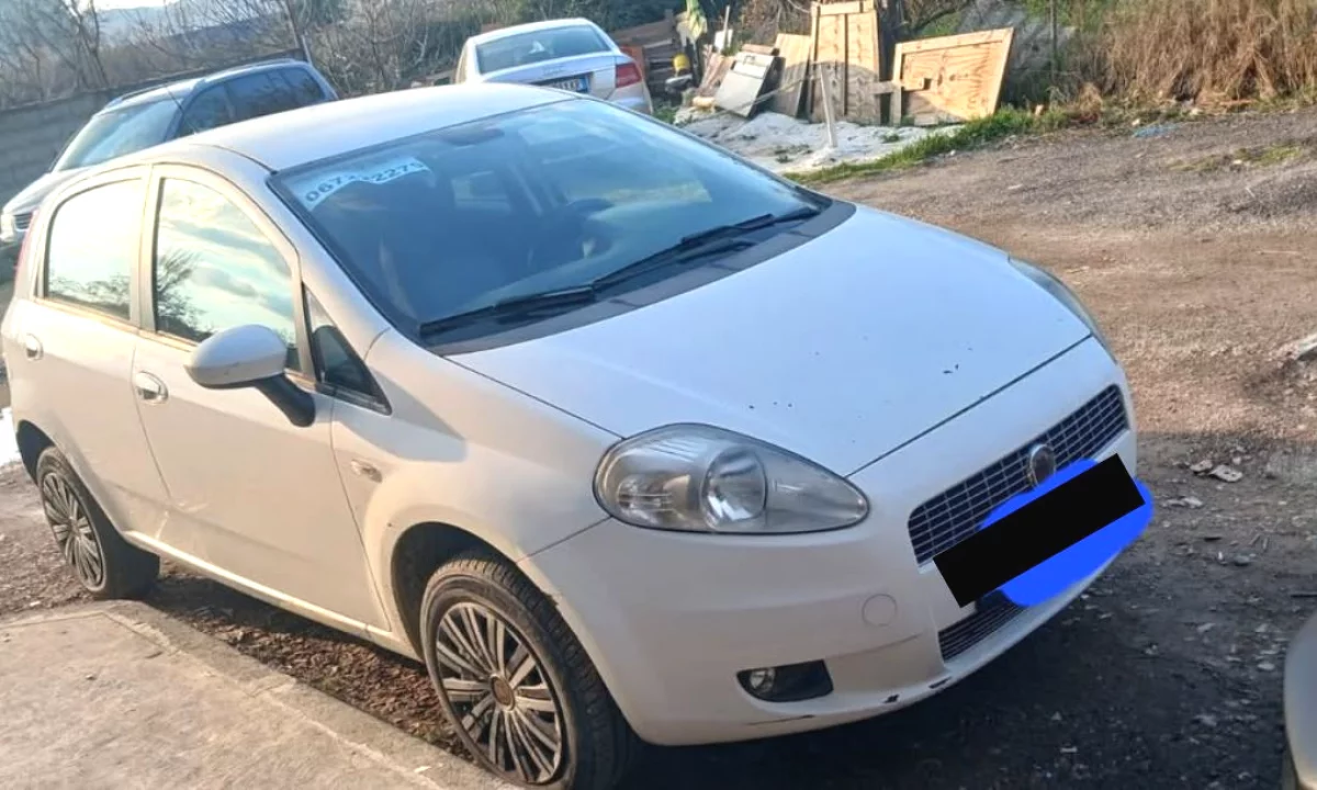 Makina ne shitje ne Tirane, Fiat, 2010 Benzine,Kambio Automatik Pagesa 2,500  Euro.