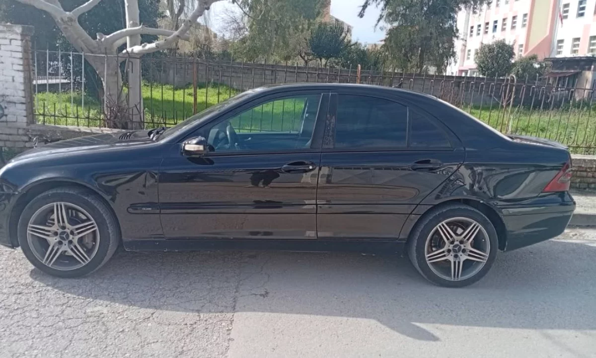Makina ne shitje ne Fier, Mercedes-Benz, 2001 Diesel,Kambio Automatik Pagesa 2,500  Euro.
