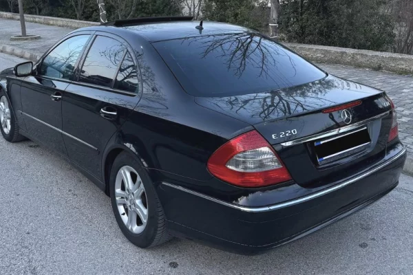 Makina ne shitje ne Tirane - 6,300 Euro